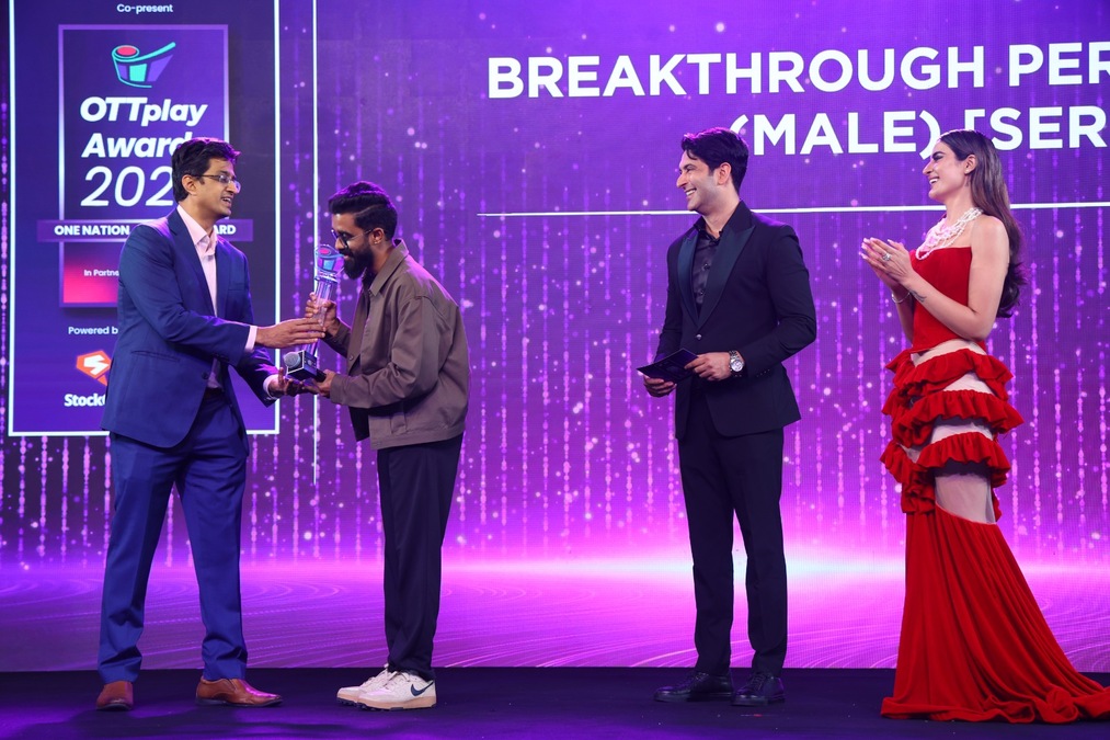 OTTplay Awards 2025: Thalaivettiyaan Paalayam actor Abishek Kumar brings the house down with his improv