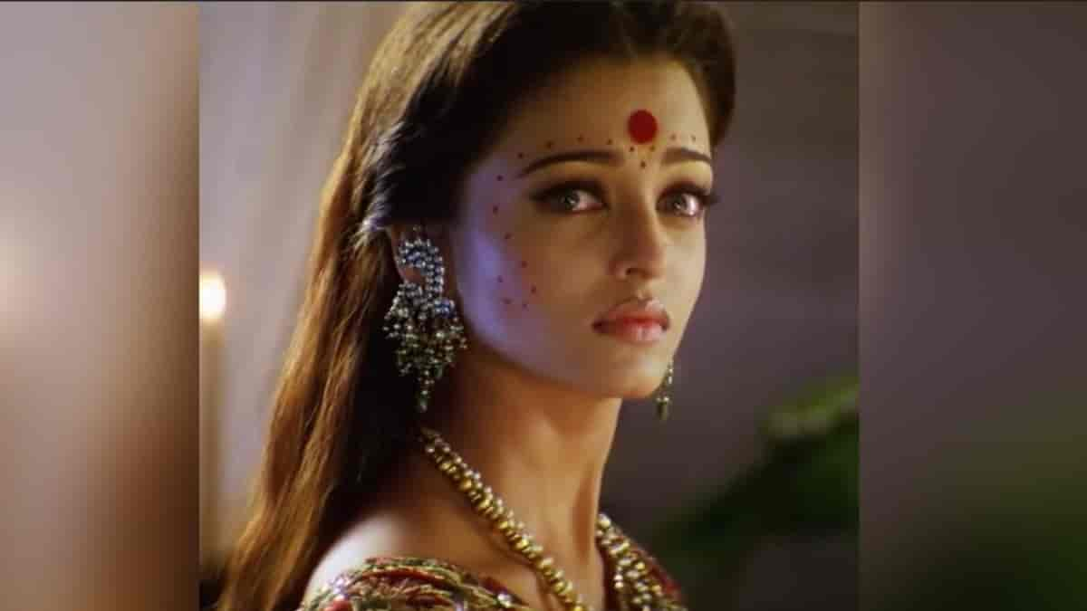 Aishwarya Rai Bachchan celebrates 20 Years of Devdas with a photo of Paro, Check out husband Abhishek's reaction