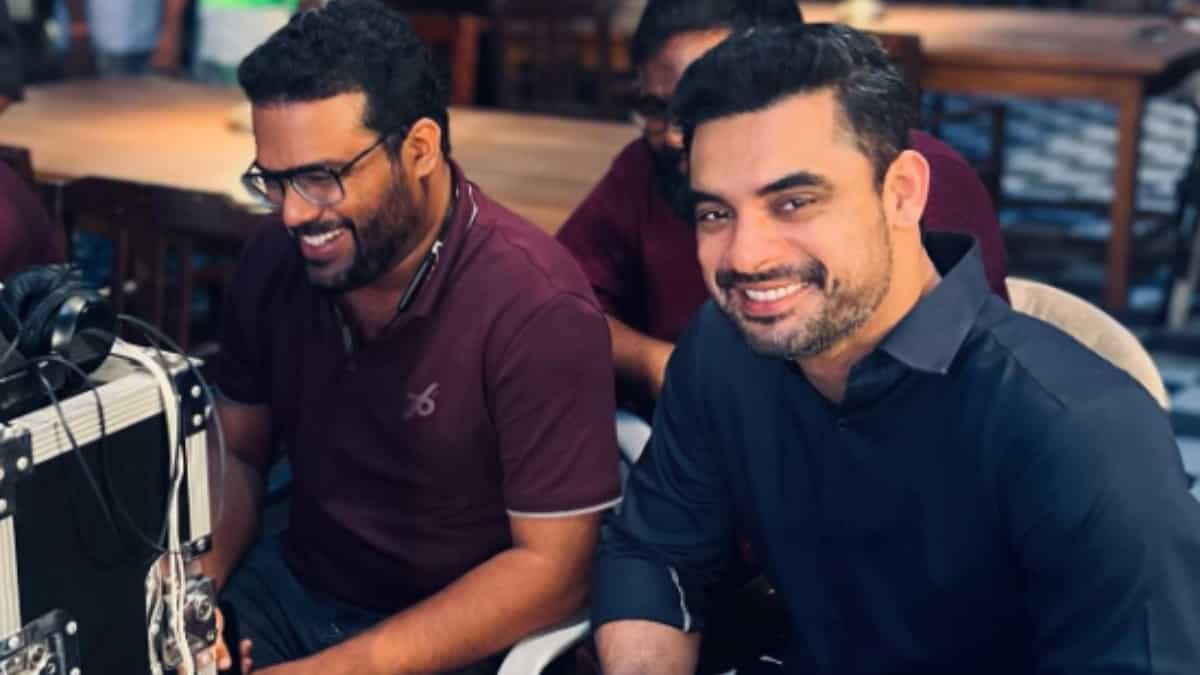 Identity BTS video - Tovino Thomas shares a fun moment with director Akhil Paul from the fight rehearsals