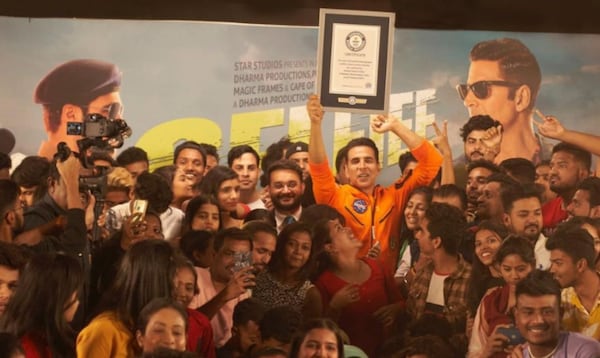 Selfiee: Akshay Kumar sets a smashing Guinness World Record for taking most selfies