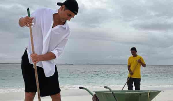 Akshay Kumar participates in Swachhata Hi Seva Abhiyan, picks up a broom to clean the beach