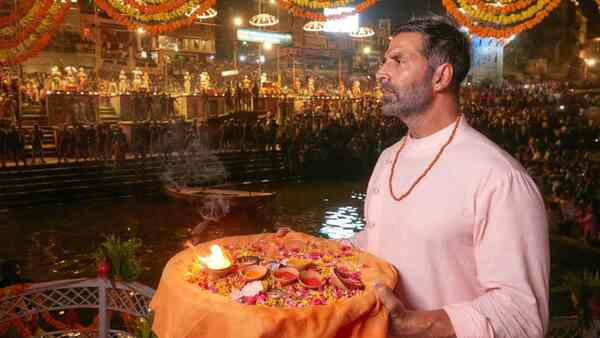 Samrat Prithviraj team in Varanasi: Akshay Kumar takes a dip in the Holy Ganga