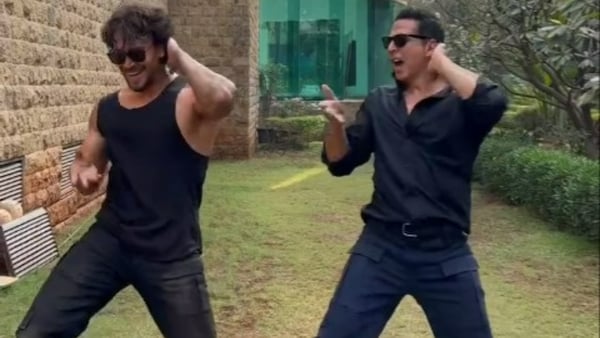'Bade Miyan' Akshay Kumar grooves to the Selfiee song Main Khiladi with 'Chote Miyan' Tiger Shroff, and the video is unmissable