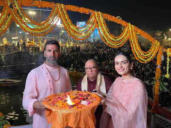 Akshay Kumar, Manushi Chhillar, Dr Chandraprakash Dwivedi in Varanasi