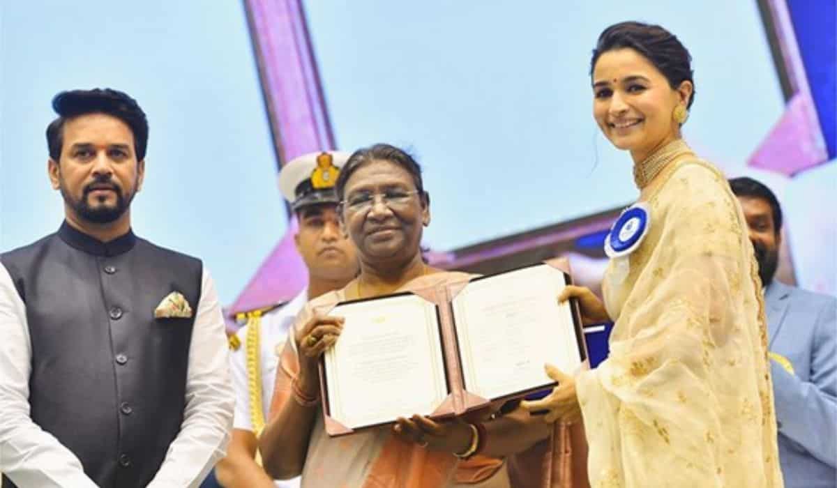 Alia Bhatt Wears Her Wedding Sari For National Awards Fans React On Social Media 