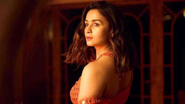 Alia Bhatt on her learning experience from Shah Rukh Khan: His behaviour, respect, and inclination towards everything in a scene