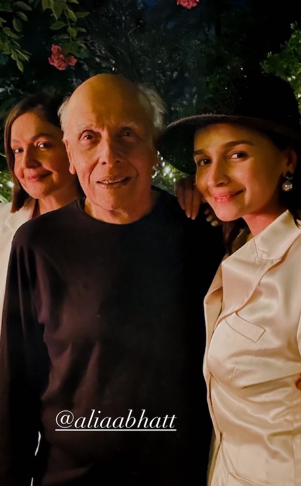 Alia Bhatt, Mahesh Bhatt, and Pooja Bhatt (Courtesy: Pooja Bhatt/Instagram)