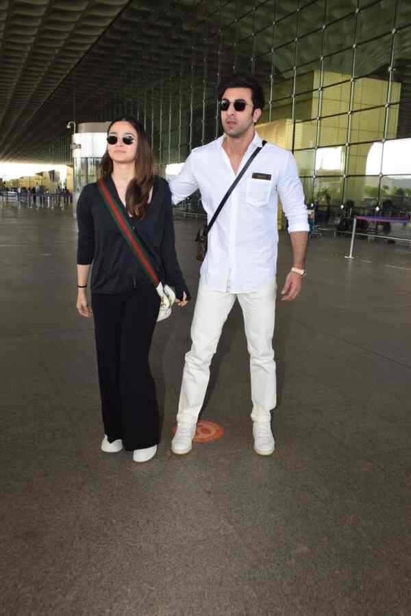 Alia Bhatt and Ranbir Kapoor keep cool at Mumbai airport.