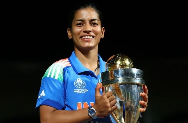 Amanjot Kaur posing with the ICC Women's World Cup 2025. Image @ImTanujSingh on X |