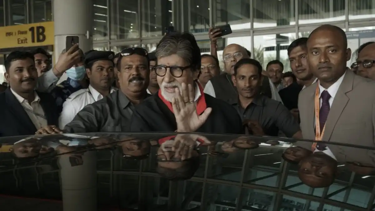 Big B at KIFF: Amitabh Bachchan reaches Kolkata, meets fans