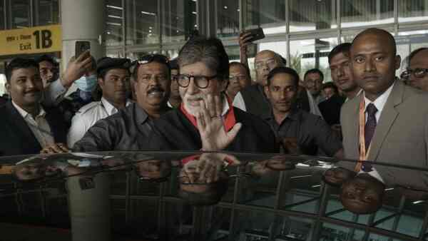 Big B at KIFF: Amitabh Bachchan reaches Kolkata, meets fans