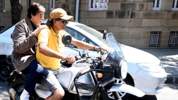 80-year-old Amitabh Bachchan takes bike ride with an unknown person, leaves netizens in splits