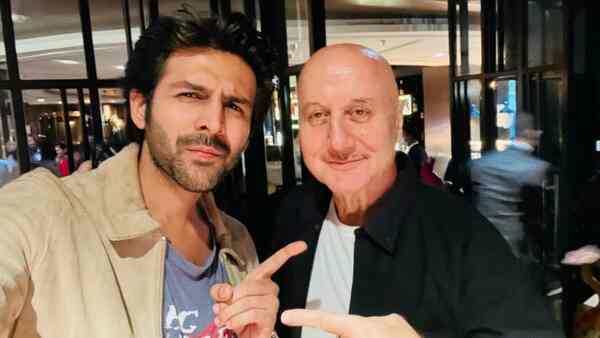 Anupam Kher shares a photo of ‘two superstars’, posing with Kartik Aaryan