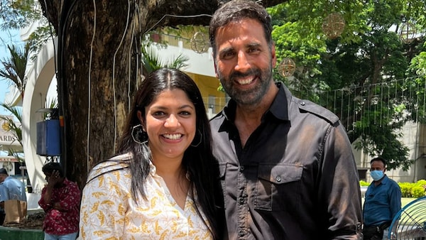 Aparna Balamurali meets Akshay Kumar on the set of Soorarai Pottru remake