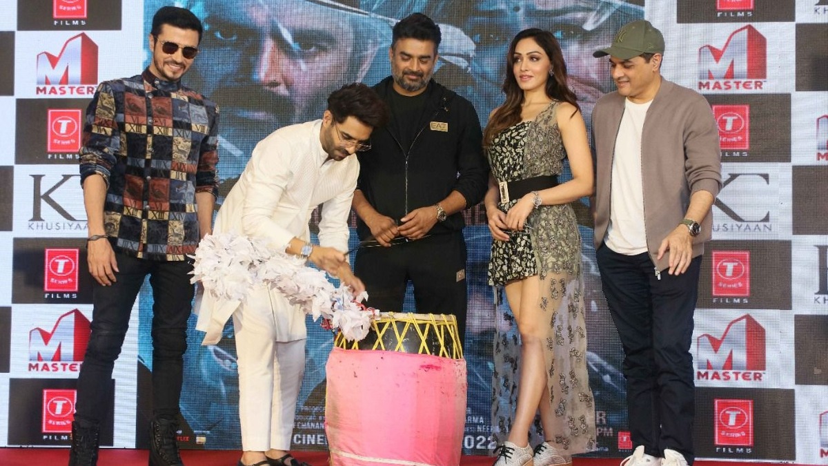 Dhokha: Round D Corner: R Madhavan and Aparshakti Khurana play dhaak as they visit Kolkata for promotion before Puja