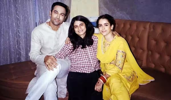 Arati Kadav with Mrs cast