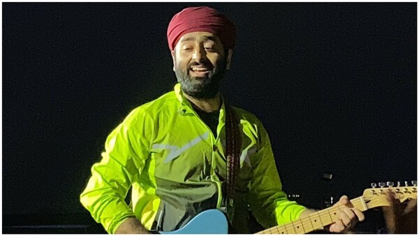 Arijit Singh sings Zingaat for the first time at his Pune concert - Watch how the massive crowd reacted