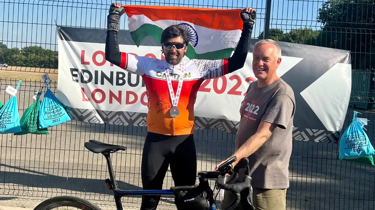 Sarpatta Parambarai actor Arya cycles 1,540 km at an event in London!