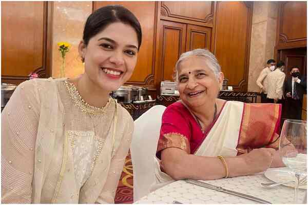 'Roberrt' girl Asha Bhat has a fan-girl moment with Sudha Murthy