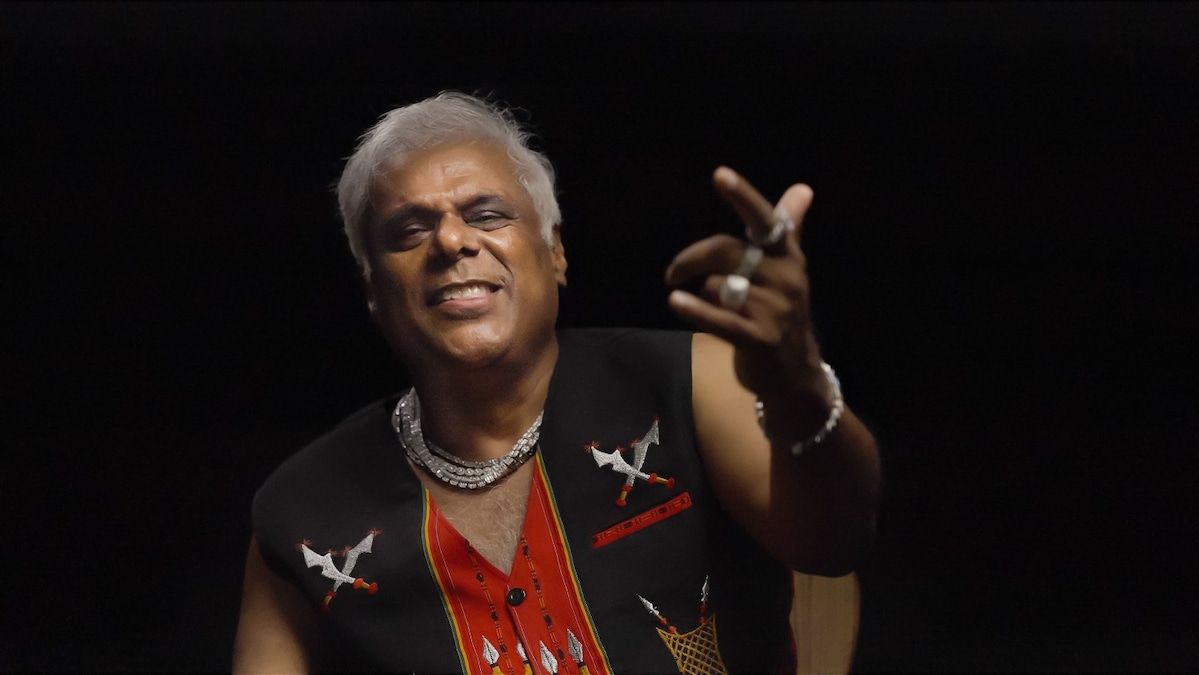 Ashish Vidyarthi called Ashutosh Gowariker in viral video, his cute response wins netizens over | Watch
