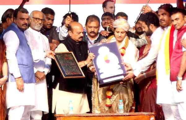 Ashwini Puneeth Rajkumar receiving the Karnataka Ratna award