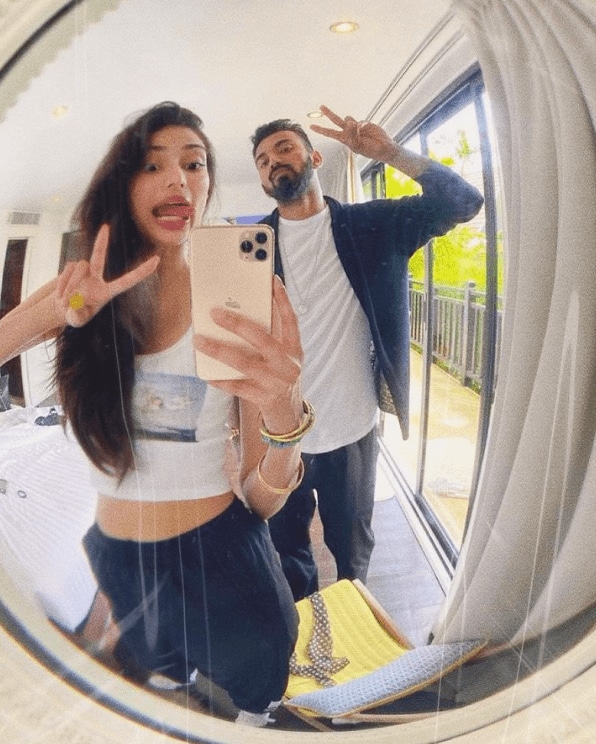 Athiya and Rahul in a mirror selfie