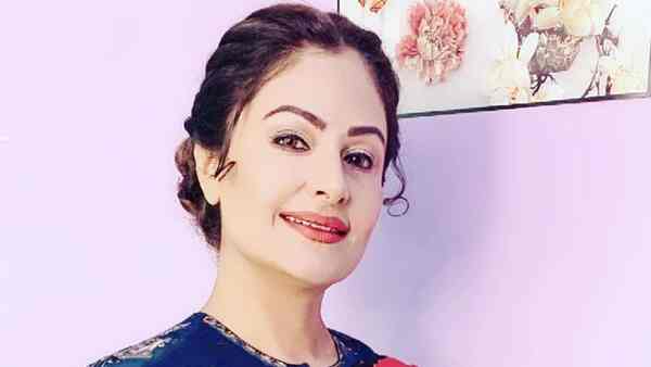 Ayesha Jhulka has THIS to say about her 90s co-stars being paired with younger actresses