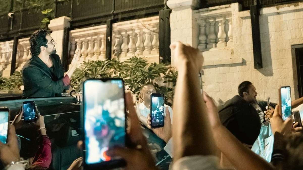 Ayushmann Khurrana was passing by Shah Rukh Khan's home Mannat, here's what happened next