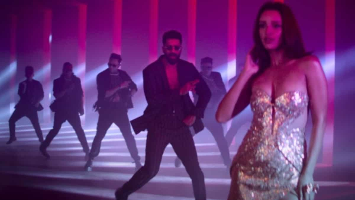 https://www.mobilemasala.com/film-gossip/Triptii-Dimri-signed-Bad-Newz-before-Animals-release-reveals-she-froze-in-front-of-Vicky-Kaushal-for-3-days-straight-i304450