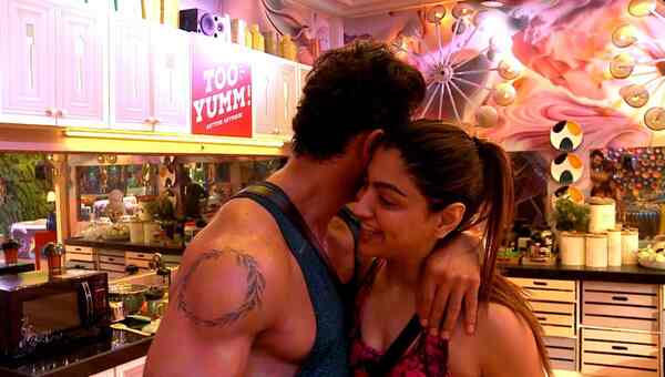 Bigg Boss OTT 2: Flirt meter on between Aakansha & Jad, 'I am going for a shower, I can take you,' says latter