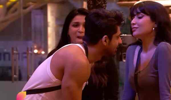 Bigg Boss 17: "Cheeks Par Kiss Kar Dena," Abhishek Kumar FLIRTS with Khanzaadi, Isha Malviya seems 'jealous'