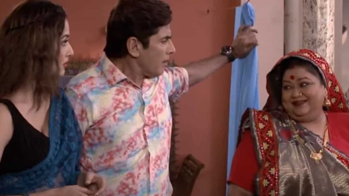 https://www.mobilemasala.com/film-gossip/Bhabhi-Ji-Ghar-Par-Hai-Episode-2385-Angoori-Bhabhis-mother-flirts-with-Vibhuti-i285319