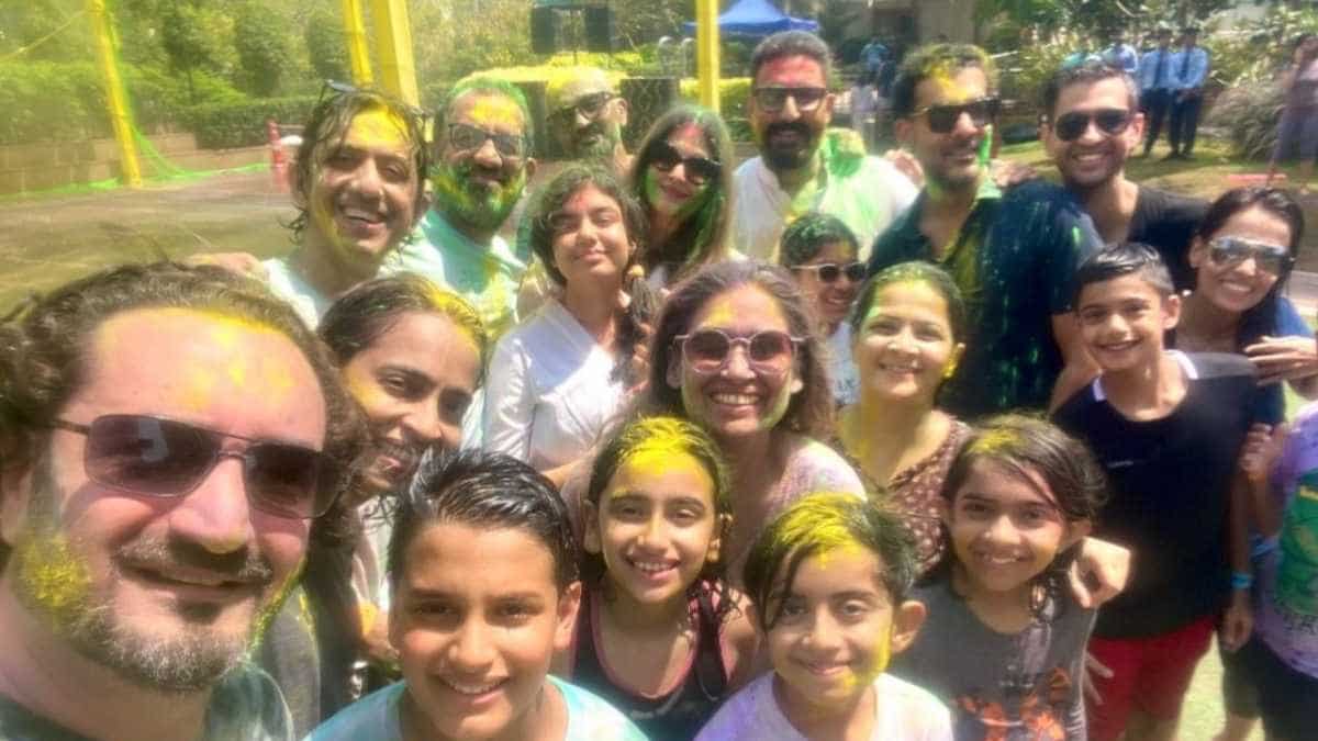 Aishwarya Rai Bachchan and Abhishek Bachchan's photos with Aaradhya from Holi party go viral | Check out unseen pics