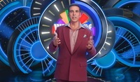 https://images.ottplay.com/images/big/akshay-kumar-hosts-wheel-of-fortune-india-1766311885.jpeg