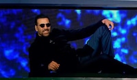 https://images.ottplay.com/images/big/akshay-kumar-on-wheel-of-fortune-india-1769577523.jpeg