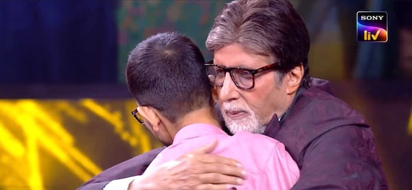 Amitabh Bachchan hugs KBC 16 coontestant Chander Prakash.