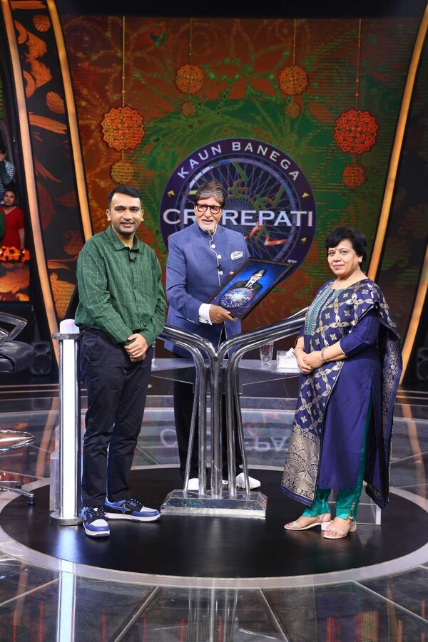 Amitabh Bachchan with Akshay and his mother. (Courtesy: Sony TV PR)