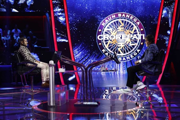 Amitabh Bachchan with KBC contestant Nishant Jaiswal