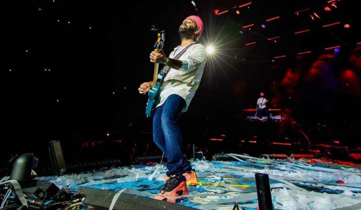 Arijit Singh apologizes to female fan during UK concert after security grabs her neck: 'Wish I was there to protect you'