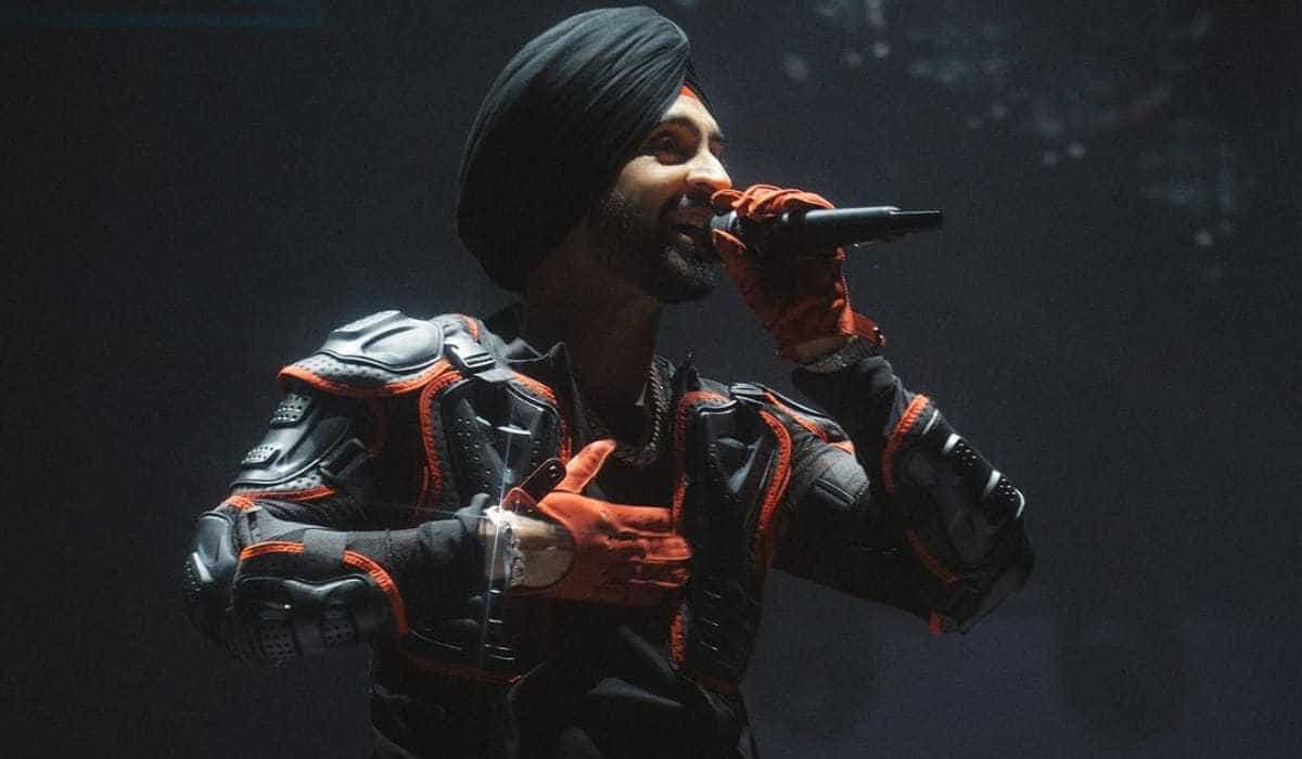 Diljit Dosanjh introduces his family for the first time at UK concert; emotional fans can't stop gushing over him