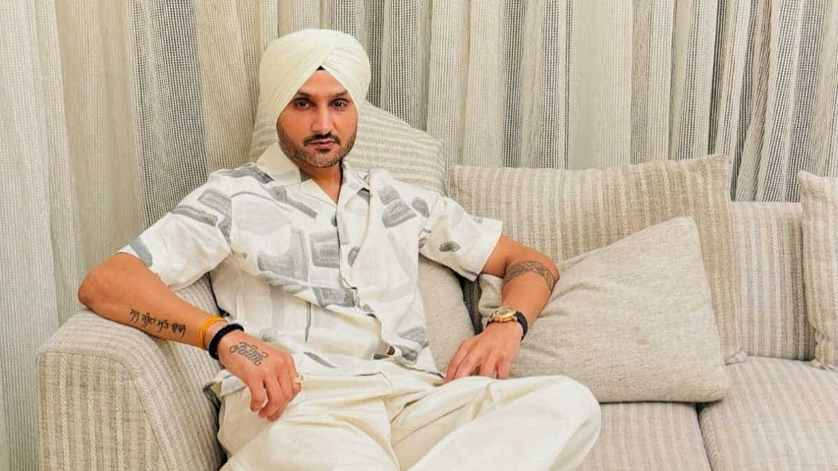 https://www.mobilemasala.com/film-gossip/Cricketer-Harbhajan-Singh-feels-THIS-Bollywood-actor-is-ideal-choice-for-his-biopic-i322062