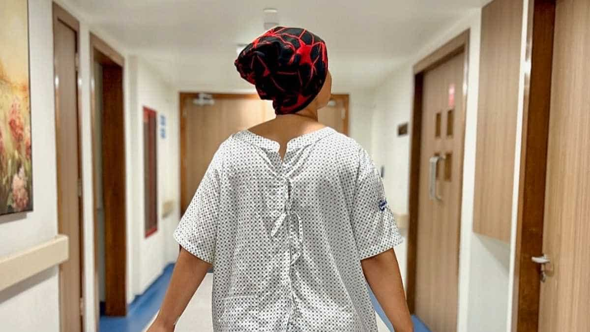 https://www.mobilemasala.com/film-gossip/Hina-Khan-shares-hospital-photos-during-cancer-treatment-stating-shes-Walking-towards-the-i323458