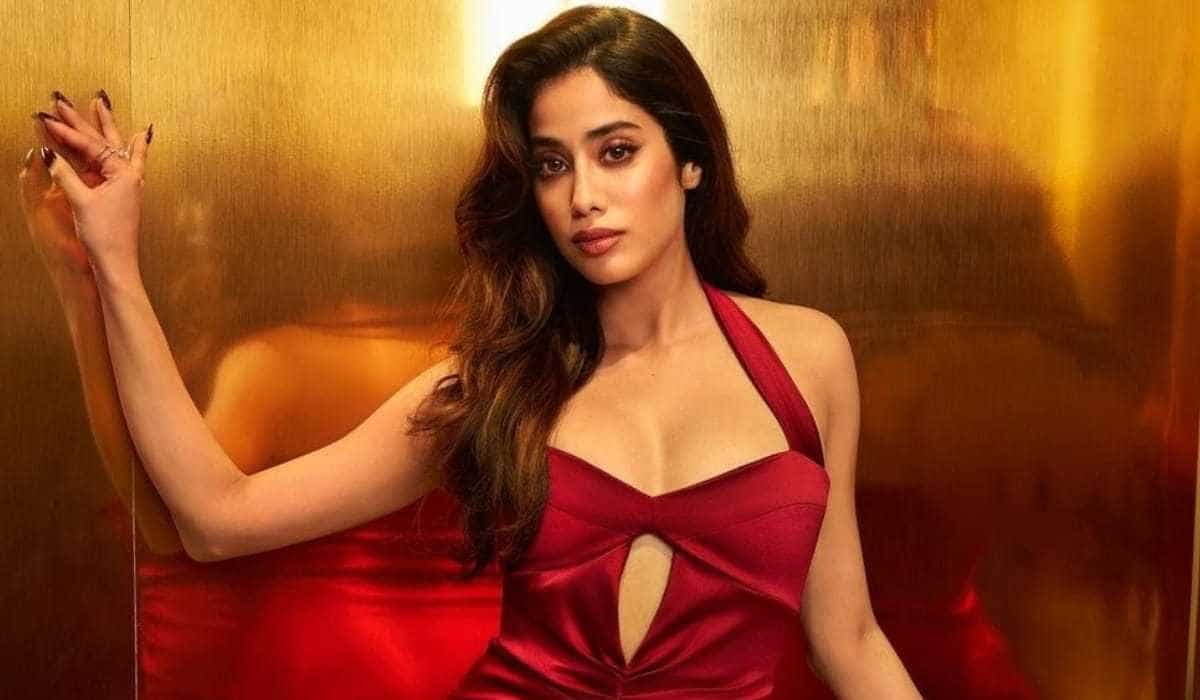 Janhvi Kapoor makes relationship official with Shikhar Pahariya, flaunts necklace with his name | See pic