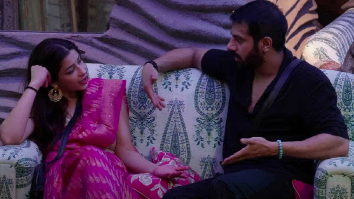 https://www.mobilemasala.com/film-gossip/Bigg-Boss-18-Karan-Veer-Mehra-reads-Nyrraa-Banerjis-palm-says-Two-to-three-relationships-blocks-have-i307246