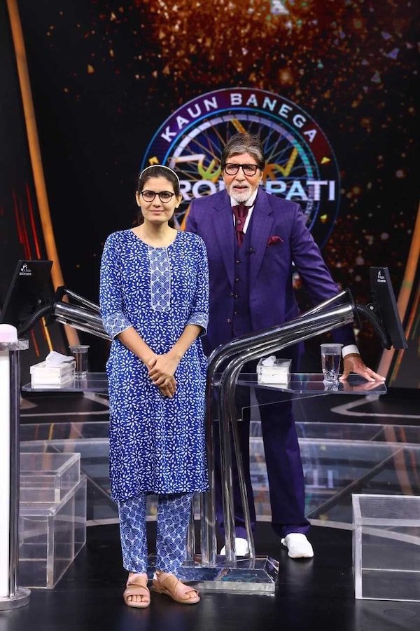 Amitabh Bachchan with contestant Nareshi Meena on the sets of Kaun Banega Crorepati 16