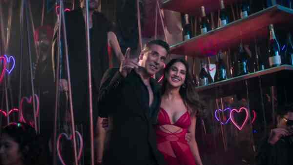 Akshay Kumar and Vaani Kapoor in Khel Khel Mein.