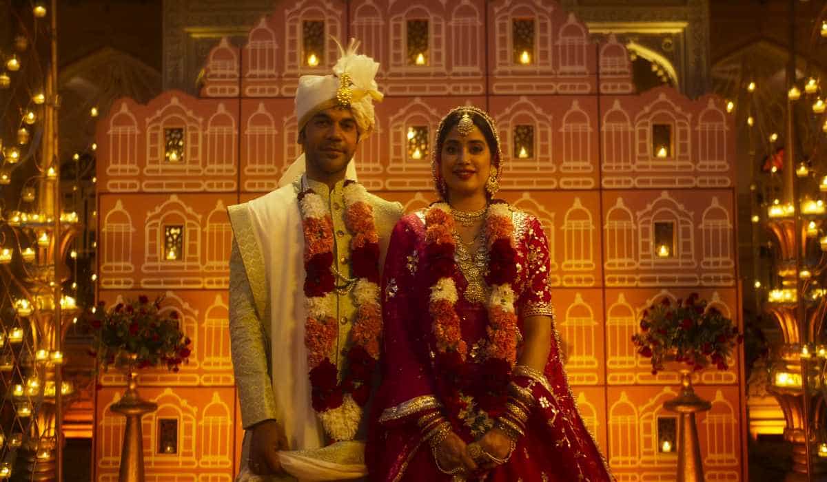 https://www.mobilemasala.com/movie-review/Mr-and-Mrs-Mahi-trailer-review---Rajkummar-Rao-Janhvi-Kapoor-give-new-spin-on-love-and-cricket-promising-peek-into-aspirations-i262825