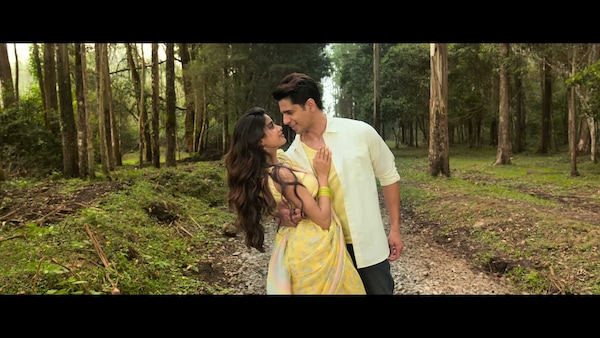 Sidharth Malhotra and Janhvi Kapoor in a still from Param Sundari