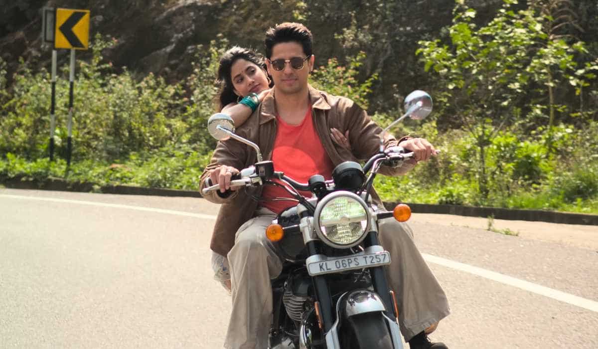 Fresh Chemistry Alert: Sidharth & Janhvi Shine in ‘Param Sundari’ First Look