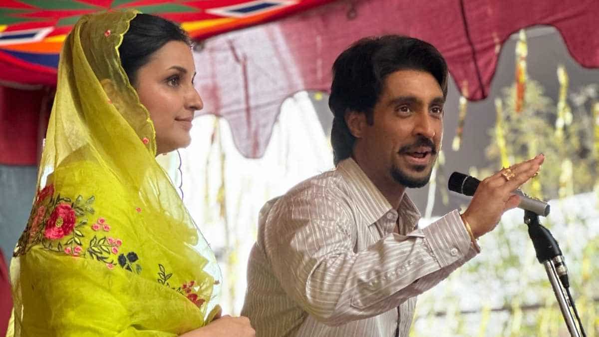 https://www.mobilemasala.com/movies/Amar-Singh-Chamkila---Diljit-Dosanjh-and-Parineeti-Chopra-are-all-smiles-in-this-unseen-still-from-Imtiaz-Alis-film-i251932